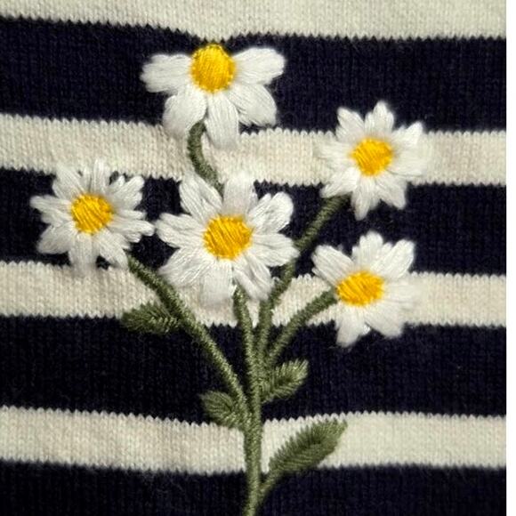 Talbots Navy White Striped Daisy Embroidered Top Women’s M 100% Cotton - Picture 8 of 9